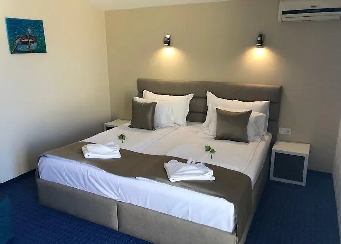 Family Avenue * Naousa